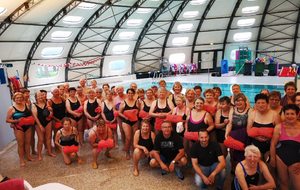 Remise de serviettes de bain à l'Aquagym